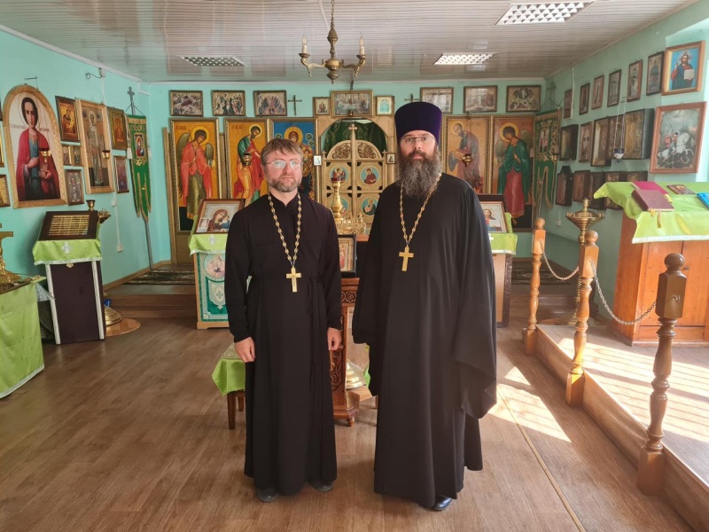 Благочинный приходов Александровск-Грушевского округа иерей Александр Теличкин с рабочим визитом посетил храм Святой Троицы города Шахты