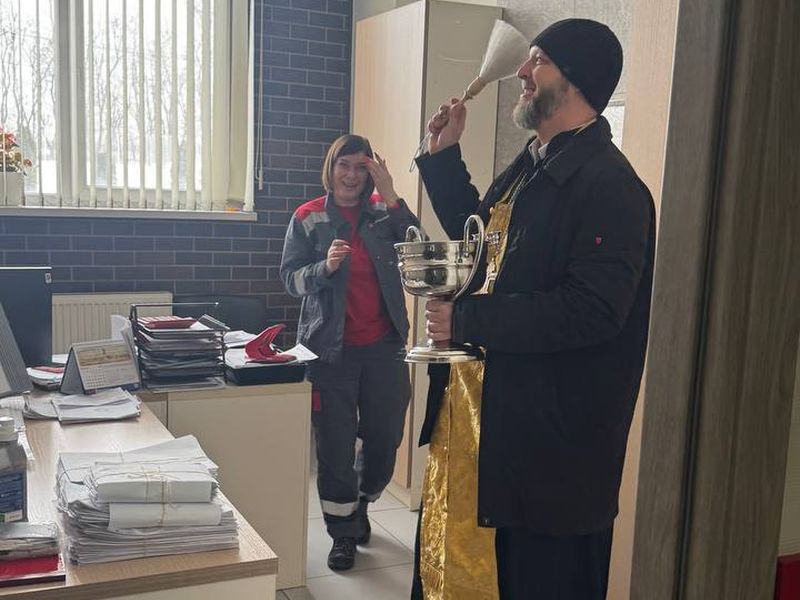 Крещенские встречи в Красном Сулине: священник посетил городские организации