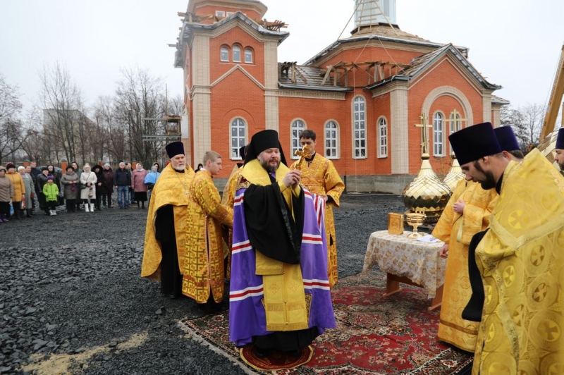 Храм святого благоверного князя Александра Невского в городе Шахты увенчан куполами