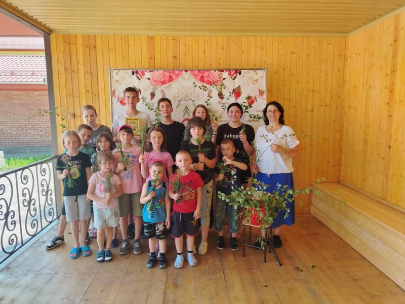 Знакомство с праздником Троицы в детском приюте «Огонек» поселка Каменоломни