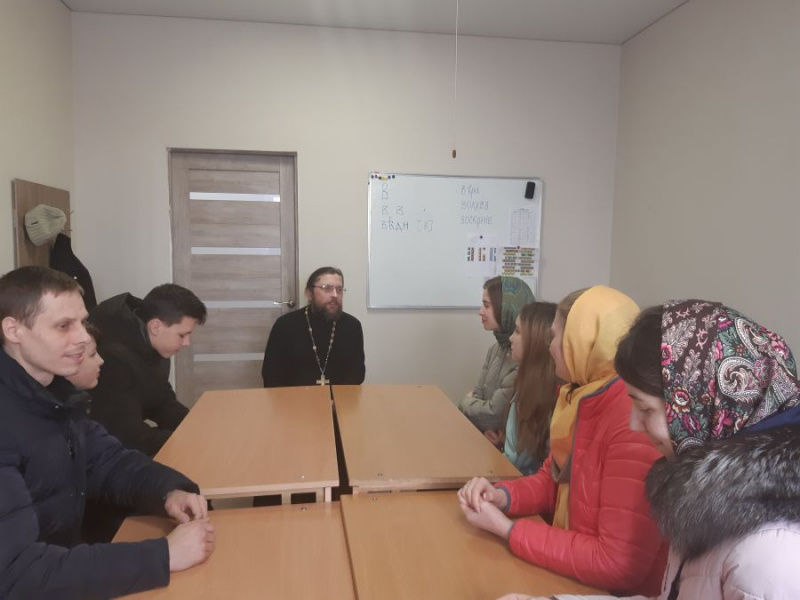В День православной молодежи в храме Всех святых, в земле Русской просиявших, г. Каменск-Шахтинский состоялось собрание актива молодежи храма