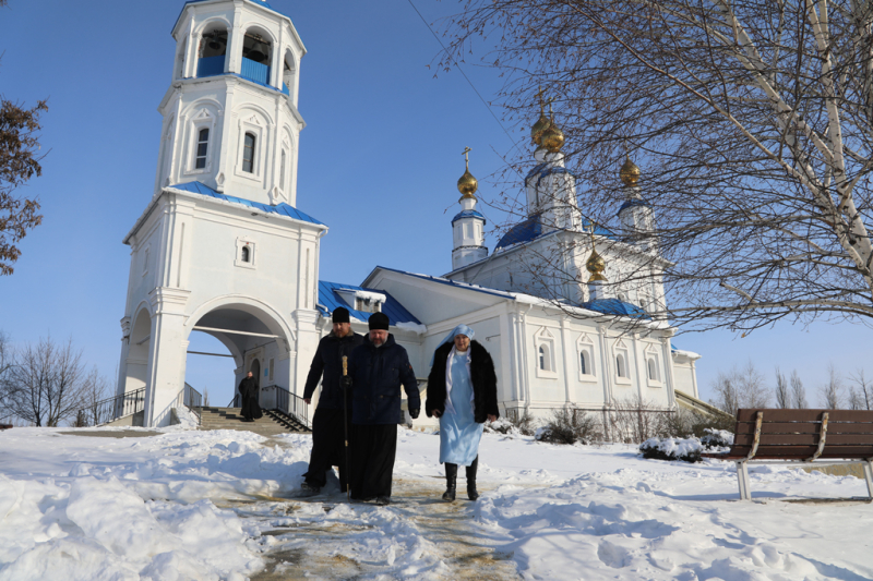 Социальное служение и новые благотворительные проекты. Епископ Симон пообщался с добровольцами Донского храма города Новошахтинска