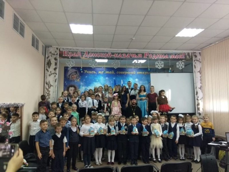Воспитанники воскресной школы «Святоч» при храме святого благоверного князя Александра Невского г. Шахты поздравили учащихся школы № 14 г. Шахты с наступающим праздником Рождества Христова