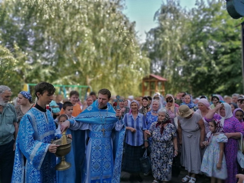 Престольный праздник отметил приход Успенского храма станицы Гундоровской