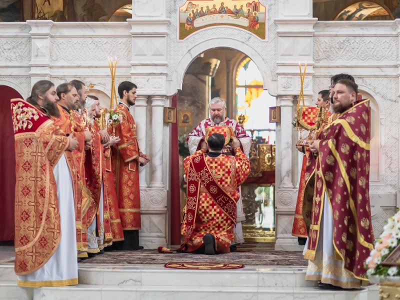 Соборным богослужением Преосвященнейший епископ Симон отметил день тезоименитства в Покровском кафедральном соборе города Шахты