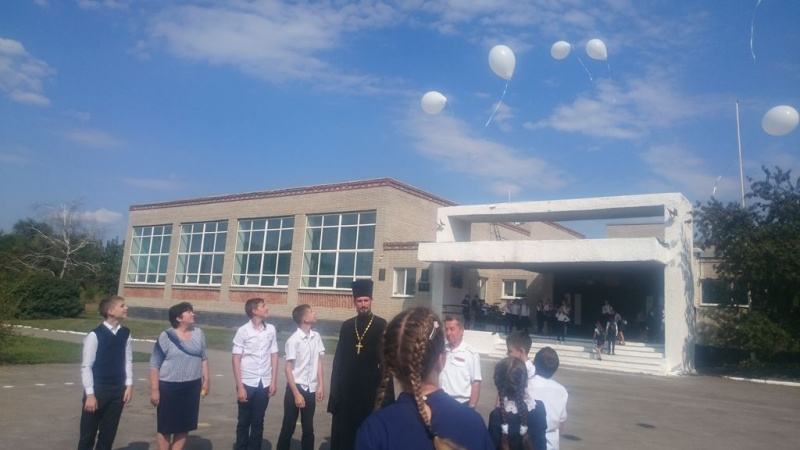 В День памяти жертв терроризма иерей Иоанн Трофимов и помощник благочинного Александровск-Грушевского округа по миссионерскому служению приняли участие в школьном мероприятии «Беслан-2004: как это было»