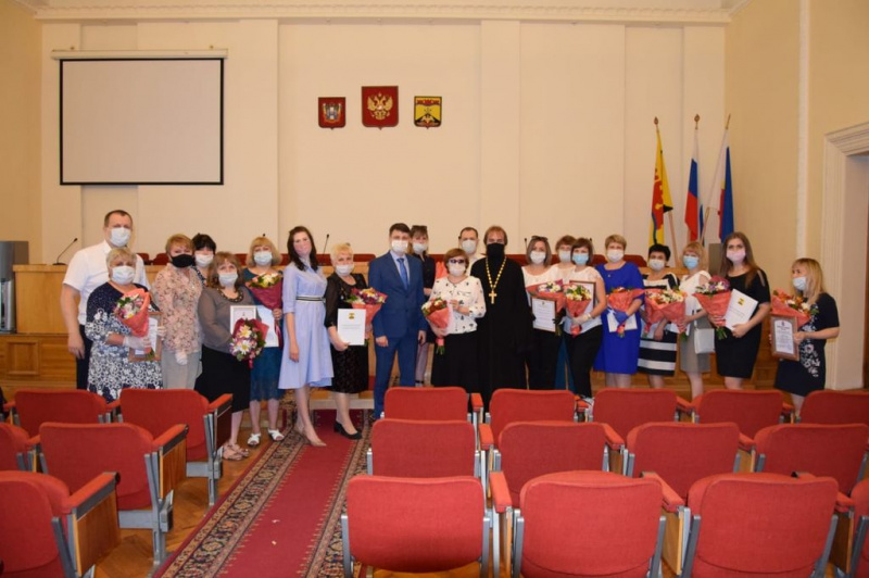 Протоиерей Сергий Яценко и представители Администрации г. Шахты поздравили социальных работников с профессиональным праздником