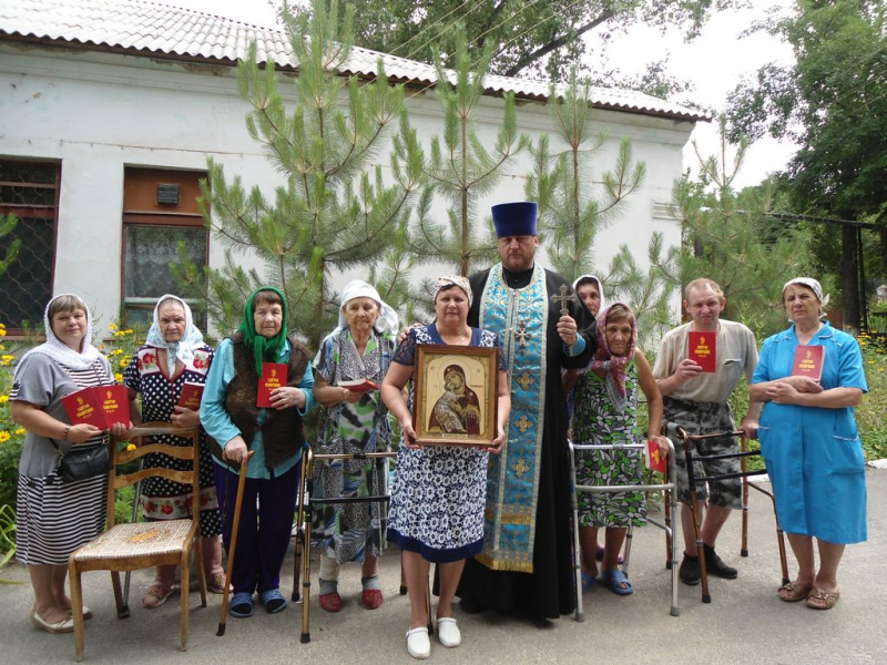 Протоиерей Вячеслав Лавлинский совершил водосвятный молебен с акафистом в отделении больницы сестринского ухода города Каменск-Шахтинский