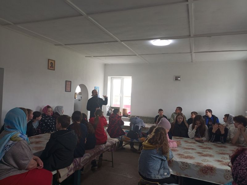 В праздник Благовещения Пресвятой Богородицы ученики Первомайской школы посетили храм Архангела Михаила