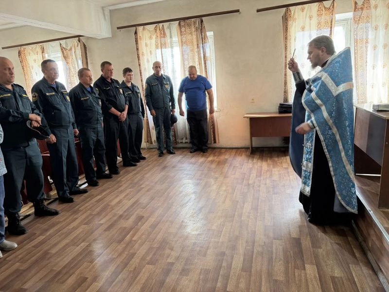 Благочинный Зверево-Никольского округа совершил молебен перед иконой «Неопалимая купина» в пожарной части № 41 города Зверево