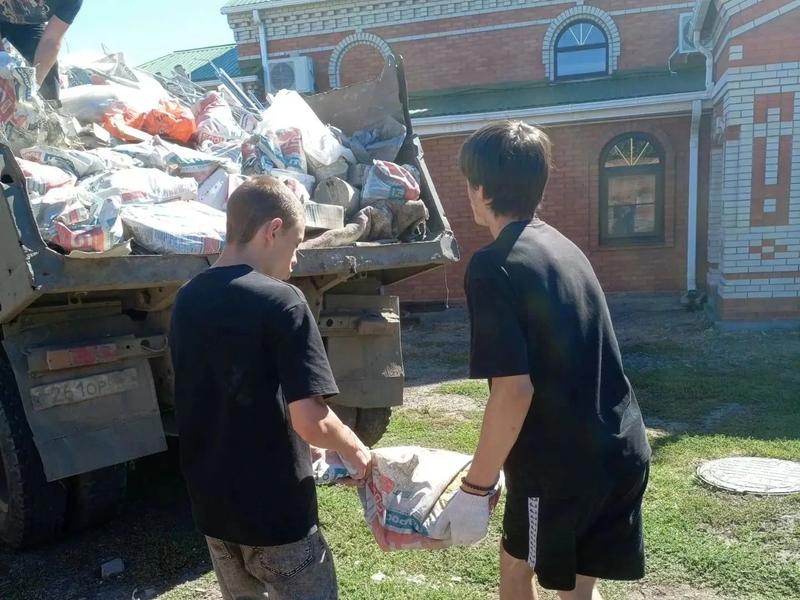 Студенты-волонтёры отряда “Доброхоты” оказали помощь на стройке при храме Державной иконы Божией Матери