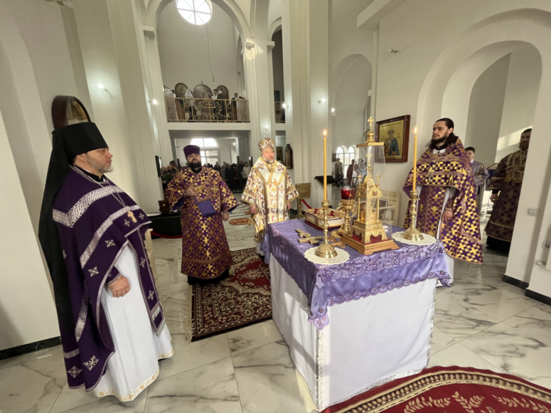 В новом храме великомученика Пантелеимона города Миллерово совершено первое богослужение архиерейским чином