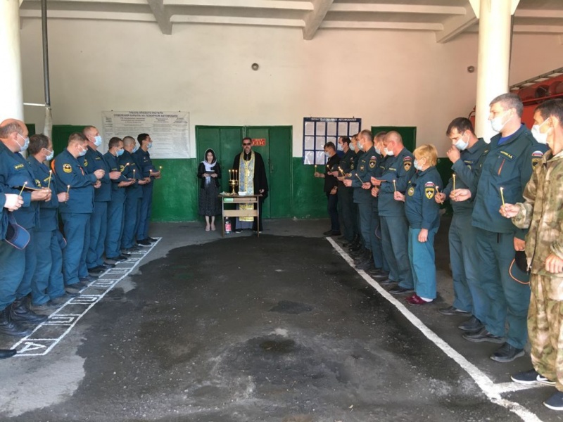 Иерей Евгений Поцелуев с пастырским визитом посетил спасательную часть № 84 г. Шахты
