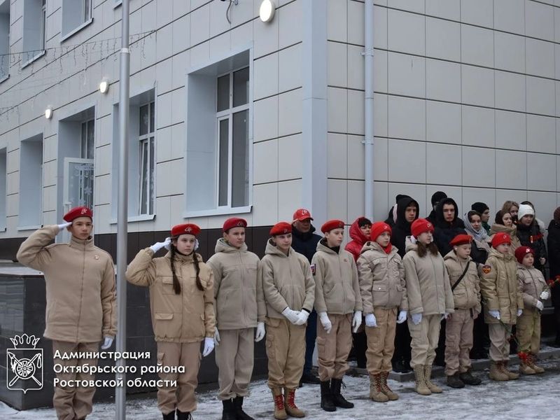 В гимназии №20 им. С.С. Станчева поселка Каменоломни, состоялось торжественное открытие мемориальной доски бывшему ученику, казаку, участнику СВО Степану Порядину