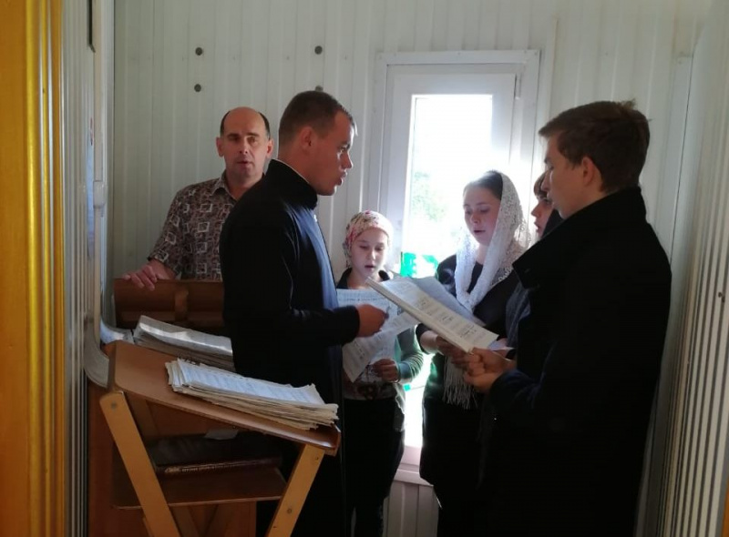 В храме блгв. кн. Александра Невского г. Шахты образовался хор из студентов музыкального колледжа под управлением семинариста Никиты Осипова