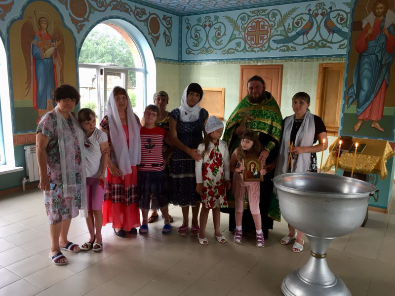 В Епархиальном реабилитационном центре «Город ангелов» совершено первое таинство Крещения над особым ребенком, в котором приняли участия все дети и родители, находящиеся на реабилитации