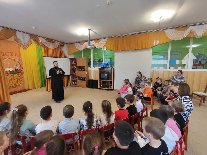 Священник провел пасхальную встречу с воспитанниками детского сада № 12