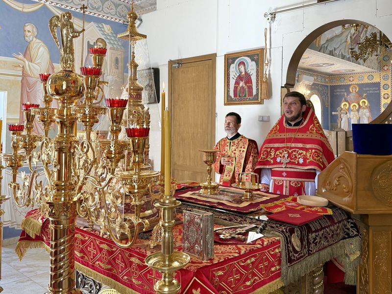 В день памяти святых равноапостольных Кирилла и Мефодия в храме станицы Боковской совершена Божественная литургия