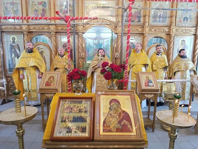 Соборное богослужение в Донском храме Новошахтинска с участием духовенства и казачества
