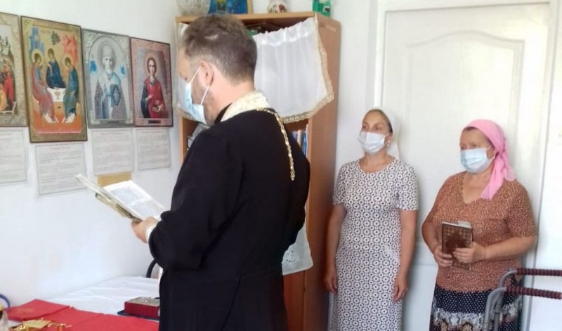 Протоиерей Роман Мясников с пастырским визитом посетил дом престарелых в пос. Садовый