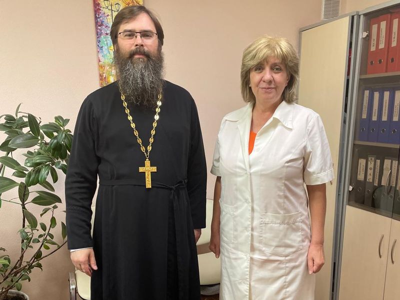 Духовная поддержка и совместные акции: благочинный приходов Александровск-Грушевского округа и руководитель Комплексного социального центра по оказанию помощи лицам без определенного места жительства определили план взаимодействия