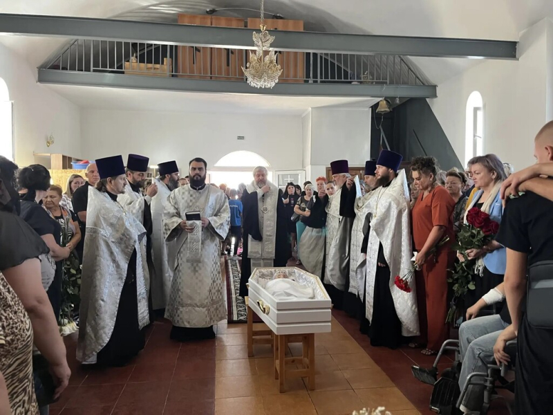 Епископ Шахтинский и Миллеровский Симон совершил заупокойную литию о погибшем в теракте ребенке