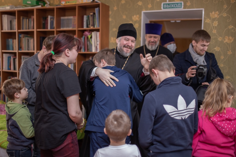 Епископ Симон посетил беженцев из Донбасса, размещенных в детском епархиальном приюте в станице Манычской