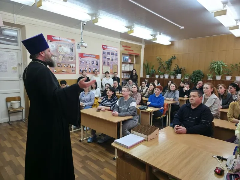 Священник принял участие в родительском собрании школы №42