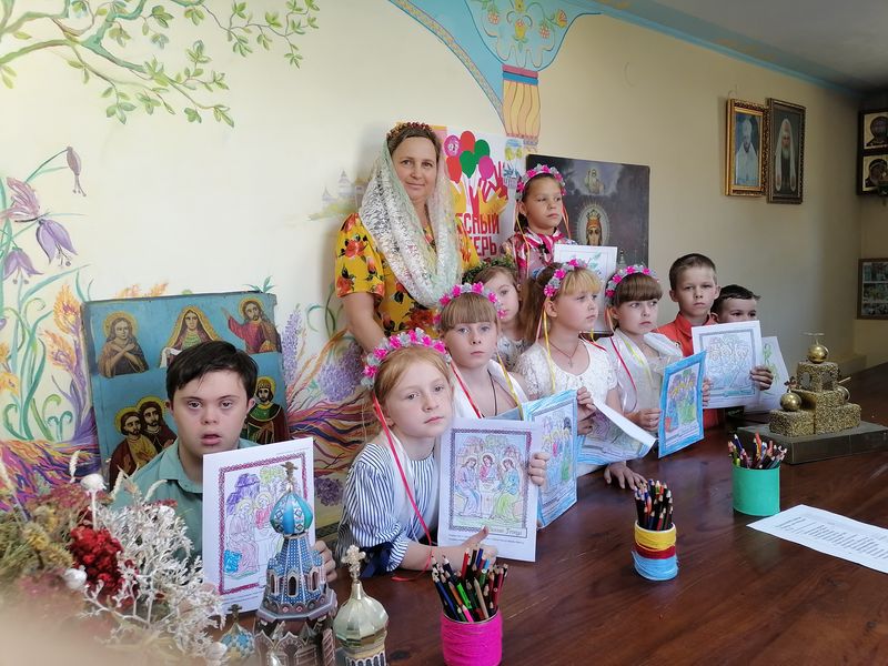 Утренник, посвященный празднику Святой Троицы прошел в воскресной школе "Держава"