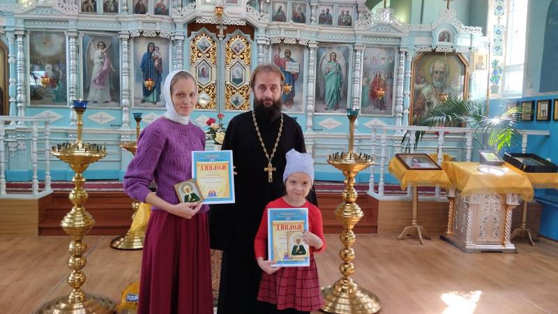 В храме Архистратига Михаила п. Каменоломни наградили участников областного флешмоба «Рисуем православный пейзаж»