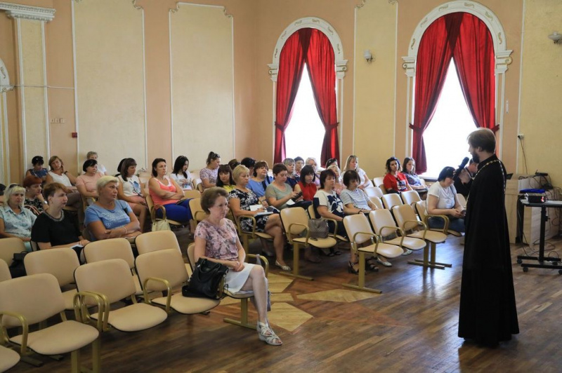 Протоиерей Сергий Яценко принял участие в секции заместителей по воспитательной работе общеобразовательных учреждений в г. Шахты