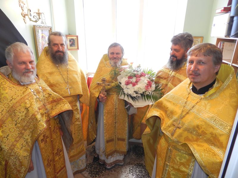 В день памяти святителя Луки Войно-Ясенецкого была совершена Божественная литургия в часовне на территории больницы 1 мая г. Гуково