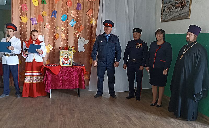 Священник Анатолий Минаев принял участие в церемонии посвящения в казачата в Ёлкинской средней школе