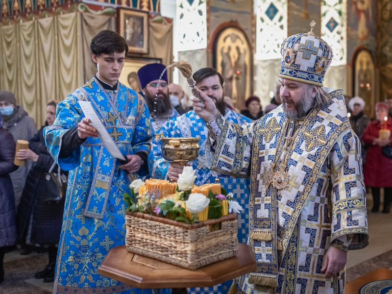 В праздник Сретения Господня Преосвященнейший епископ Симон совершил Божественную литургию в Покровском кафедральном соборе города Шахты