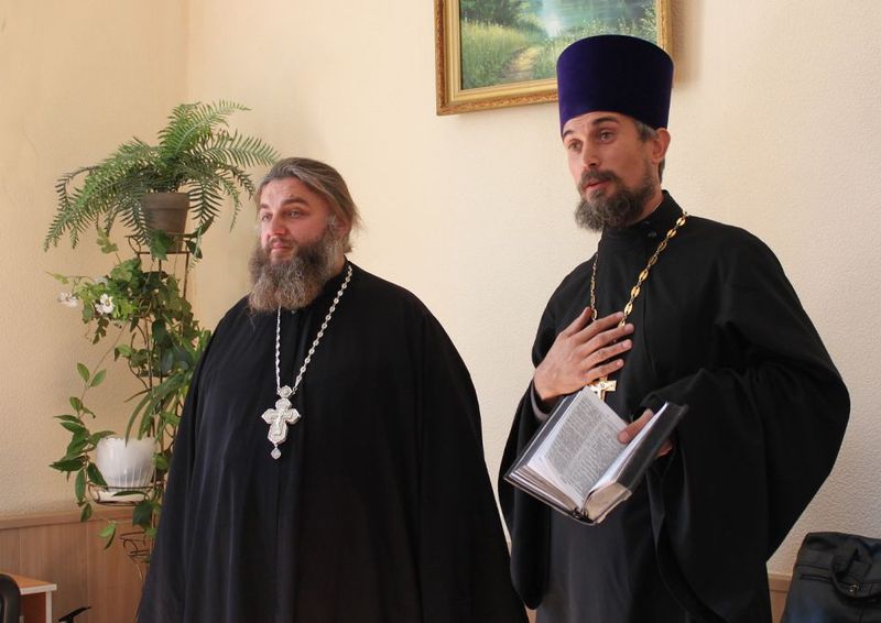 В рамках Палестинских чтений священники Александровск-Грушевского благочиния провели беседу в Шахтинском автодорожном институте на тему: «Православие и молодежь: актуальные аспекты духовности»