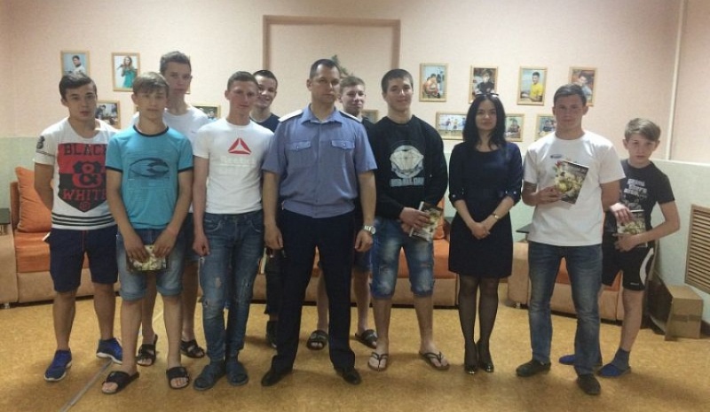 Руководитель казачьего молодежного движения «Донцы» и помощник благочинного по молодёжной работе поздравили воспитанников Центра помощи детям № 1 с праздником Великой Победы