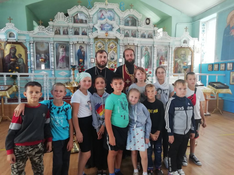 Иерей Сергий Липень и воспитанники воскресной школы при храме великомученика Георгия Победоносца пос. Новозарянский посетили храм Архистратига Михаила в поселке Каменоломни