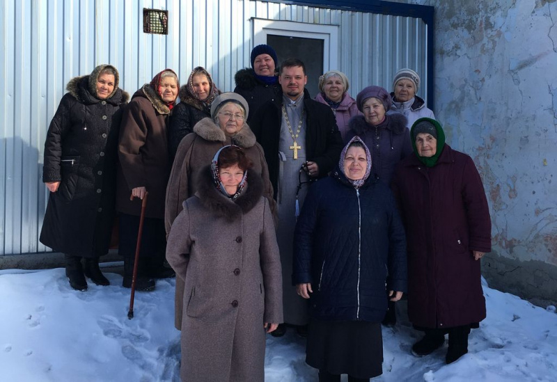 В г. Красный Сулин установили купол на временное помещение, переоборудованное под храм в честь Пресвятой Богородицы Всех скорбящих радость