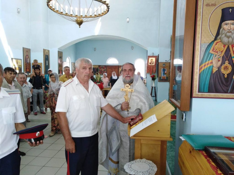 В храме Сретения Господня станицы Базковской атаманы Кружилинского и Колундаевского хуторских казачьих обществ дали торжественную присягу