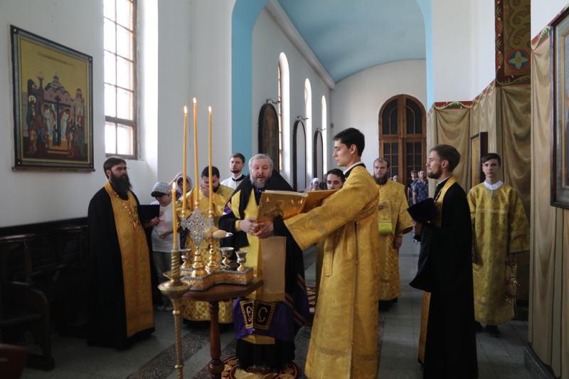 Епископ Шахтинский и Миллеровский Симон совершил всенощное бдение в Покровском кафедральном соборе города Шахты