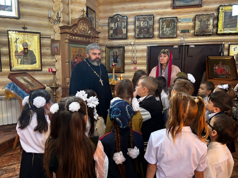 Ученики сулинской школы посетили богослужение и побеседовал со священником