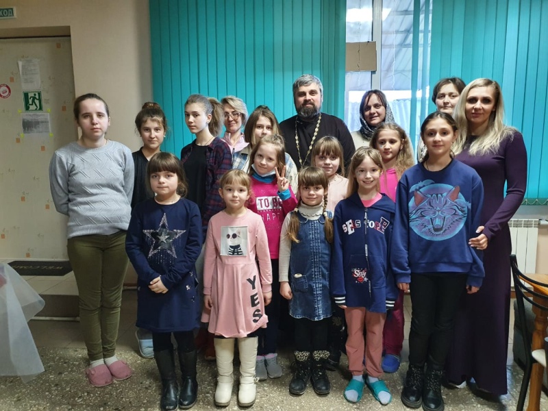 Приход Екатерининского храма города Красный Сулин посетил ПВР с беженцами Донбасса