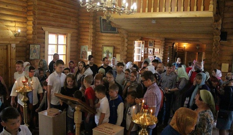 В храме Всех святых, в земле Русской просиявших, г. Каменска-Шахтинский настоятель прихода протоиерей Виталий Крейдич совершил молебное пение при начатии учения отроков