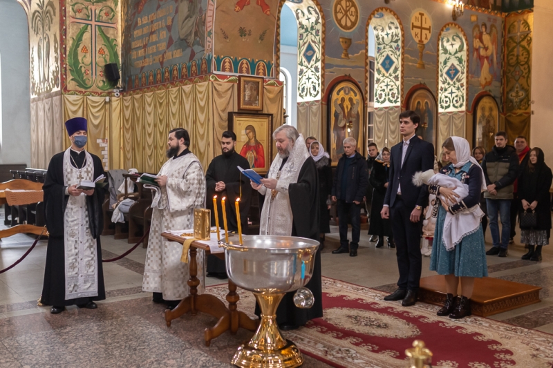 Епископ Шахтинский и Миллеровский Симон совершил таинство Крещения