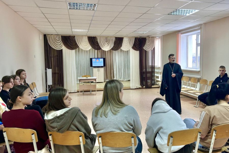 Встреча священника со студентами прошла в станице Каргинской