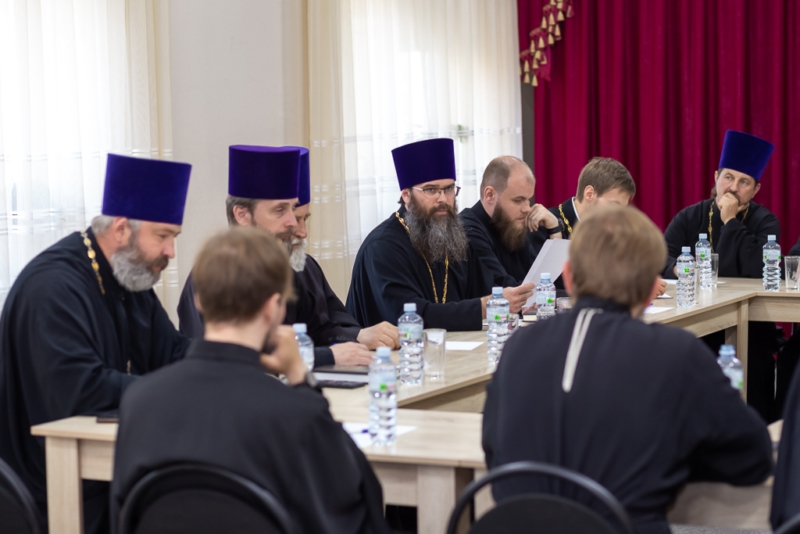 В Духовно-просветительском центре при Покровском кафедральном соборе города Шахты прошло собрание духовенства Александровск-Грушевского округа
