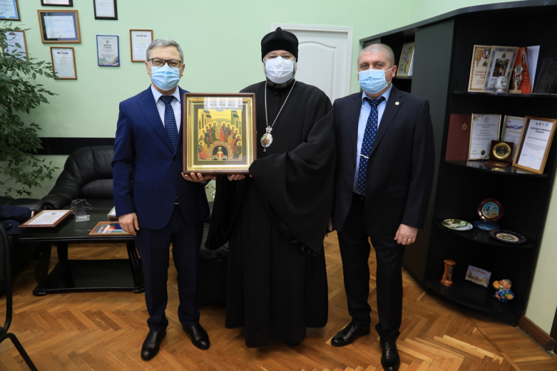 В Институте сферы обслуживания и предпринимательства (филиал) ДГТУ г. Шахты состоялась рабочая встреча епископа Шахтинского и Миллеровского Симона с директором института профессором С.Г. Страданченко