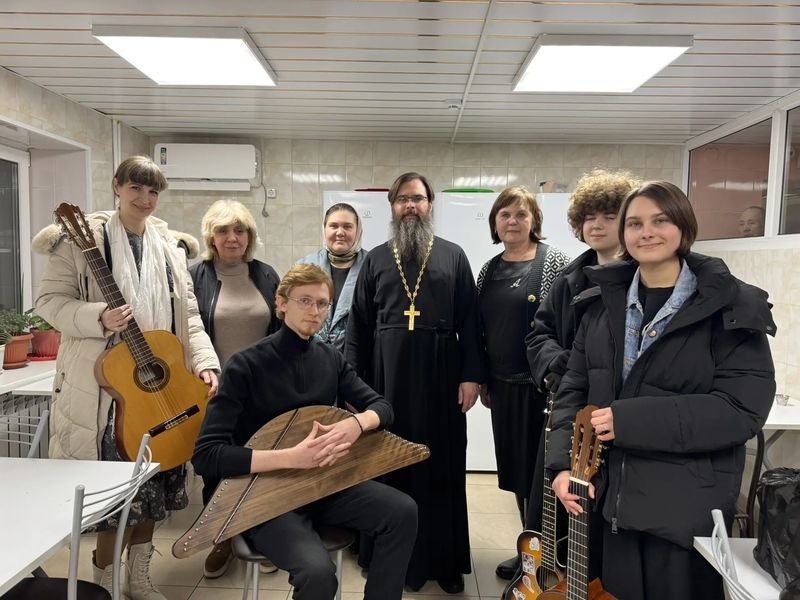 Настоятель и прихожане Покровского кафедрального собора города Шахты, совместно с клубом «7Я», раздали бездомным 800 блинов 