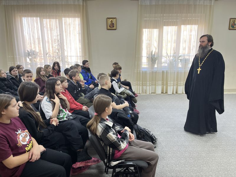 Беседа со школьниками в духовно-просветительском центре при Покровском кафедральном соборе