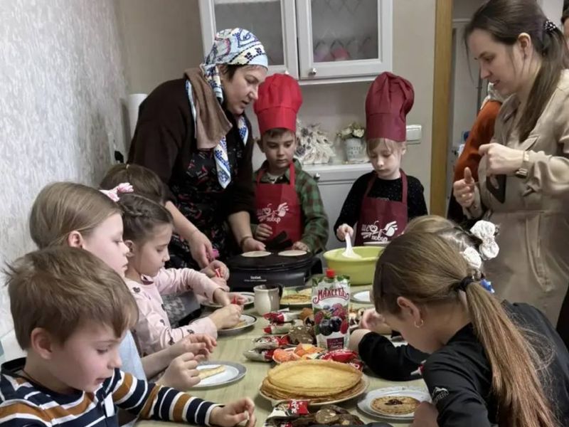 Масленица в воскресной школе «Встреча»: дети пекли блины и узнавали о посте